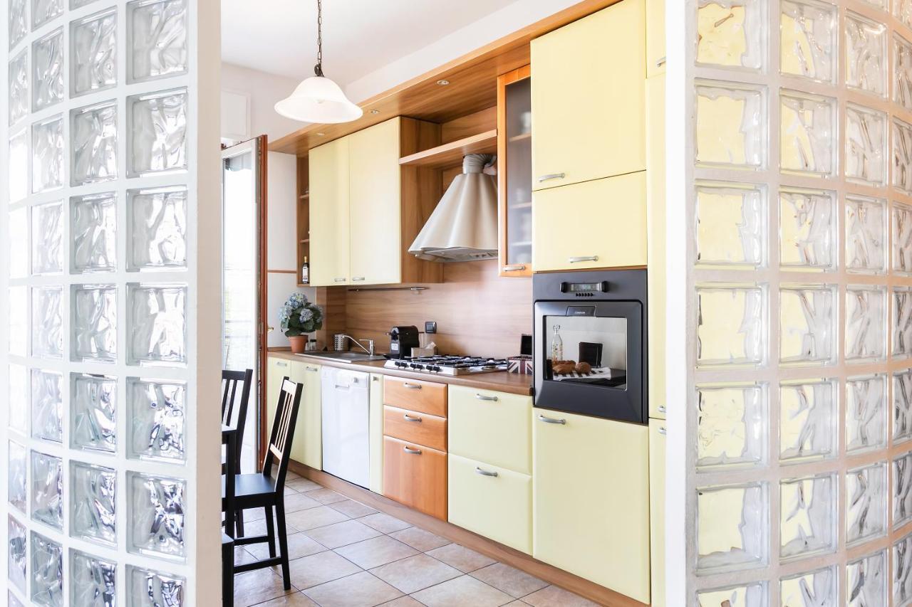 Santa Chiara Apartment By Myhomeincomo Ngoại thất bức ảnh