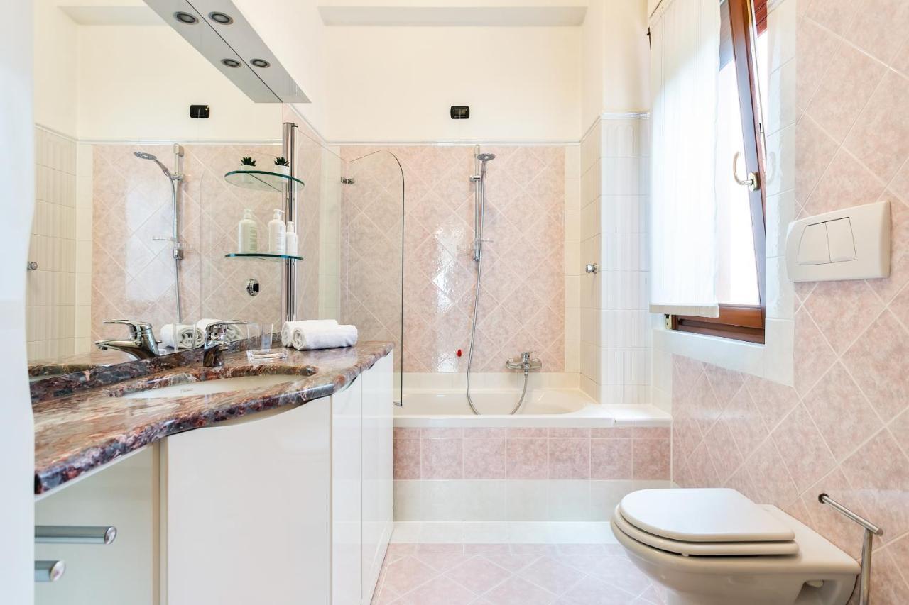Santa Chiara Apartment By Myhomeincomo Ngoại thất bức ảnh