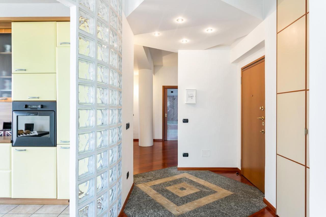 Santa Chiara Apartment By Myhomeincomo Ngoại thất bức ảnh