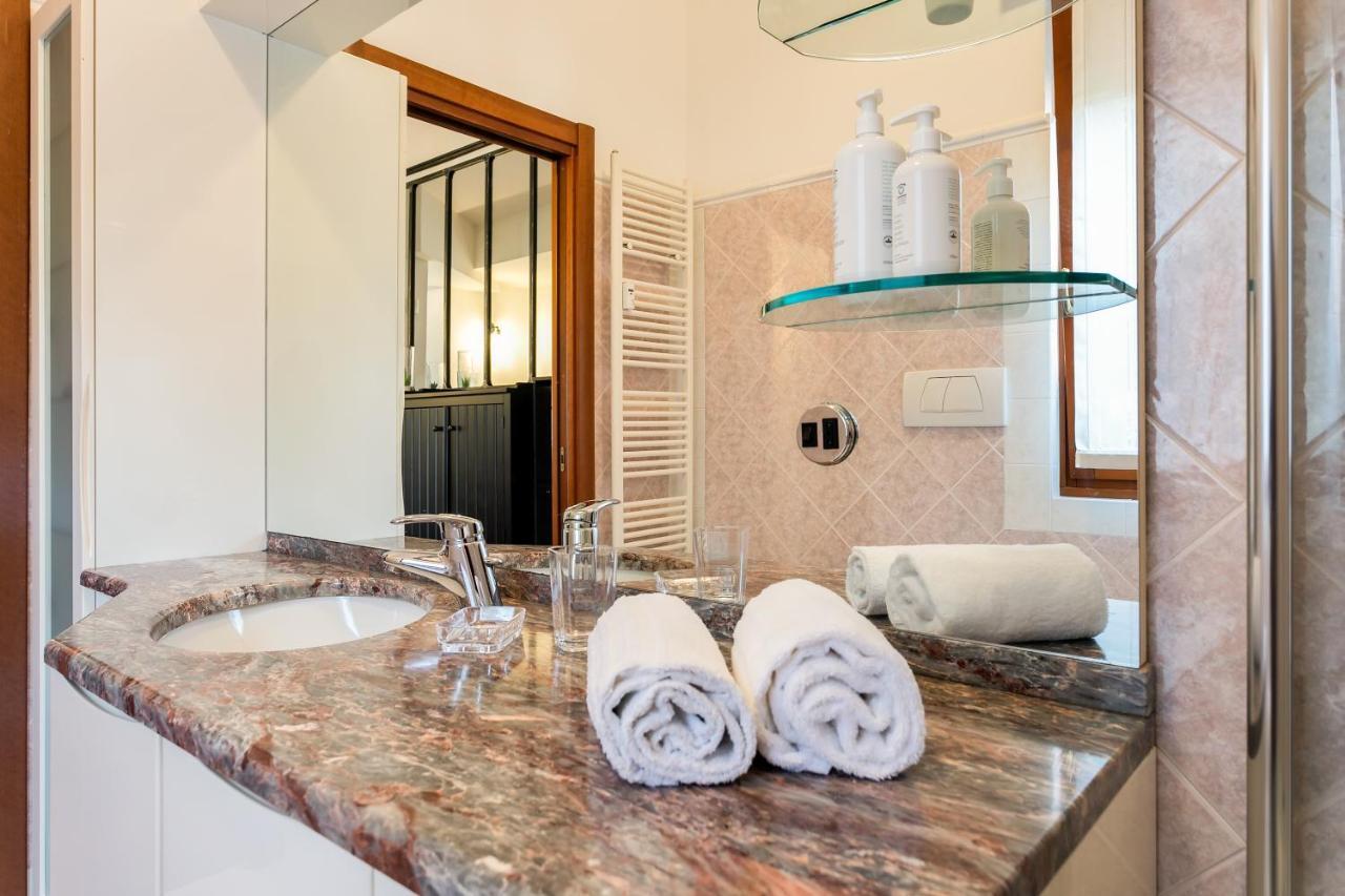 Santa Chiara Apartment By Myhomeincomo Ngoại thất bức ảnh